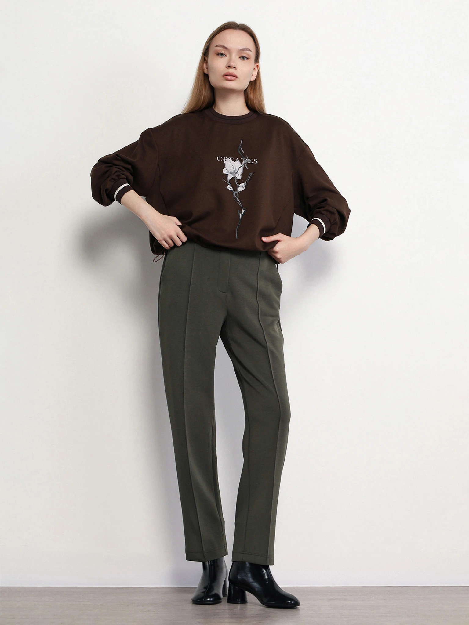 Джемпер темно-коричневого цвета со стразами